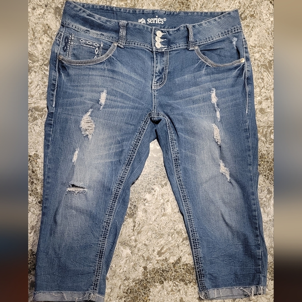 Series 31 Short & Sexy Selena Distressed Capris